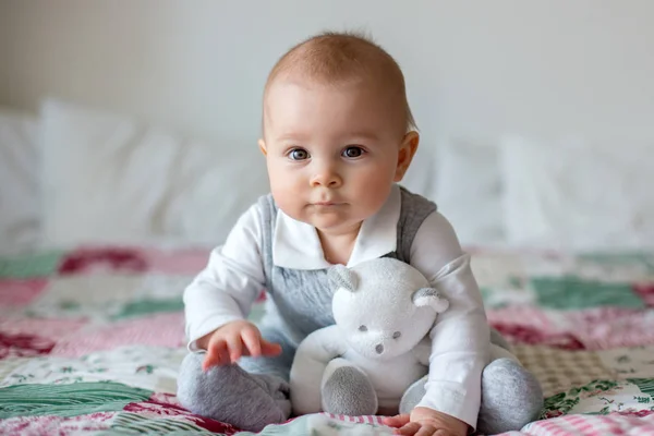テディベアのおもちゃで遊ぶかわいい笑顔幼児ベビー男の子の肖像画 幸せな子供時代のコンセプト — ストック写真
