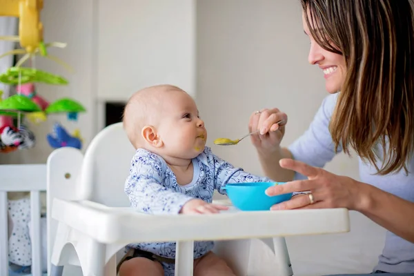 Lindo Bebé Comiendo Puré Verduras Para Almuerzo Mamá Alimentándolo Dulce — Foto de Stock