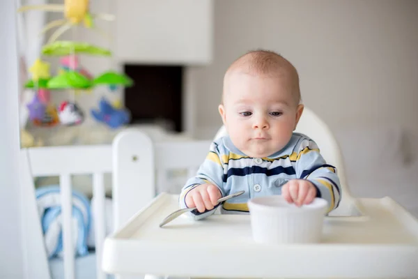 かわいい小さな男の子 ランチ 甘い幼児男の子のお母さんのマッシュ野菜を食べて笑顔 — ストック写真