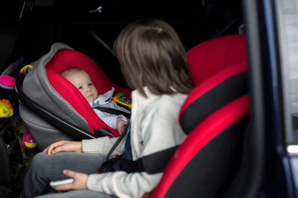 Malý Chlapeček Jeho Starší Bratr Cestování Autosedačkách Chystáte Dovolenou Předškolní — Stock fotografie