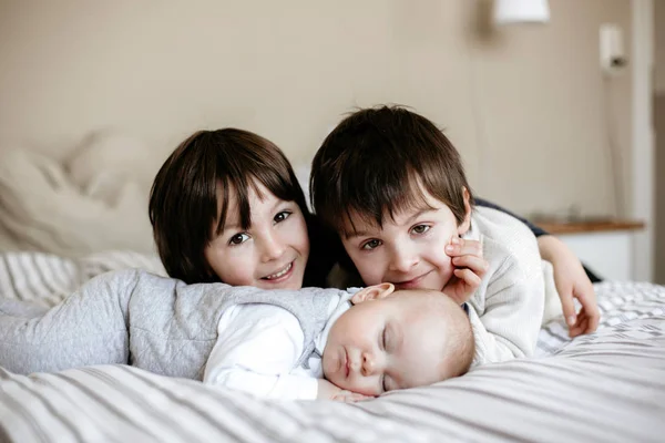 Маленький Хлопчик Спить Великому Ліжку Вдень Брати Дарують Йому Поцілунок — стокове фото