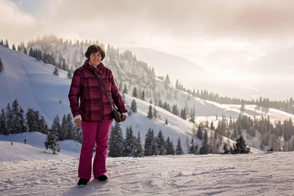 Mooie Vrouw Skiën Een Zonnige Dag Oostenrijkse Alpen Landschap Genieten — Stockfoto