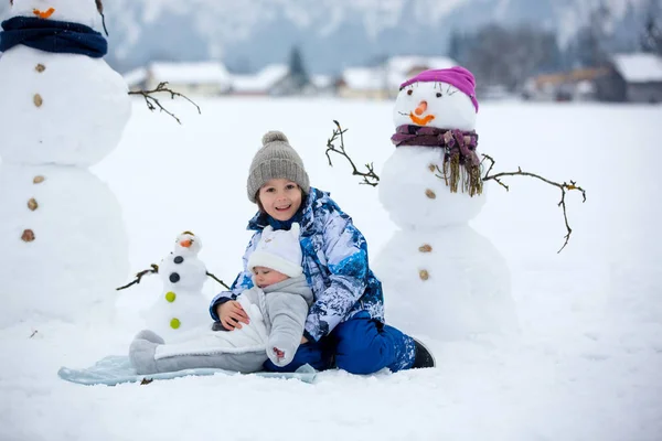 Família Com Crianças Construindo Boneco Neve Parque Pequena Aldeia Áustria — Fotografia de Stock