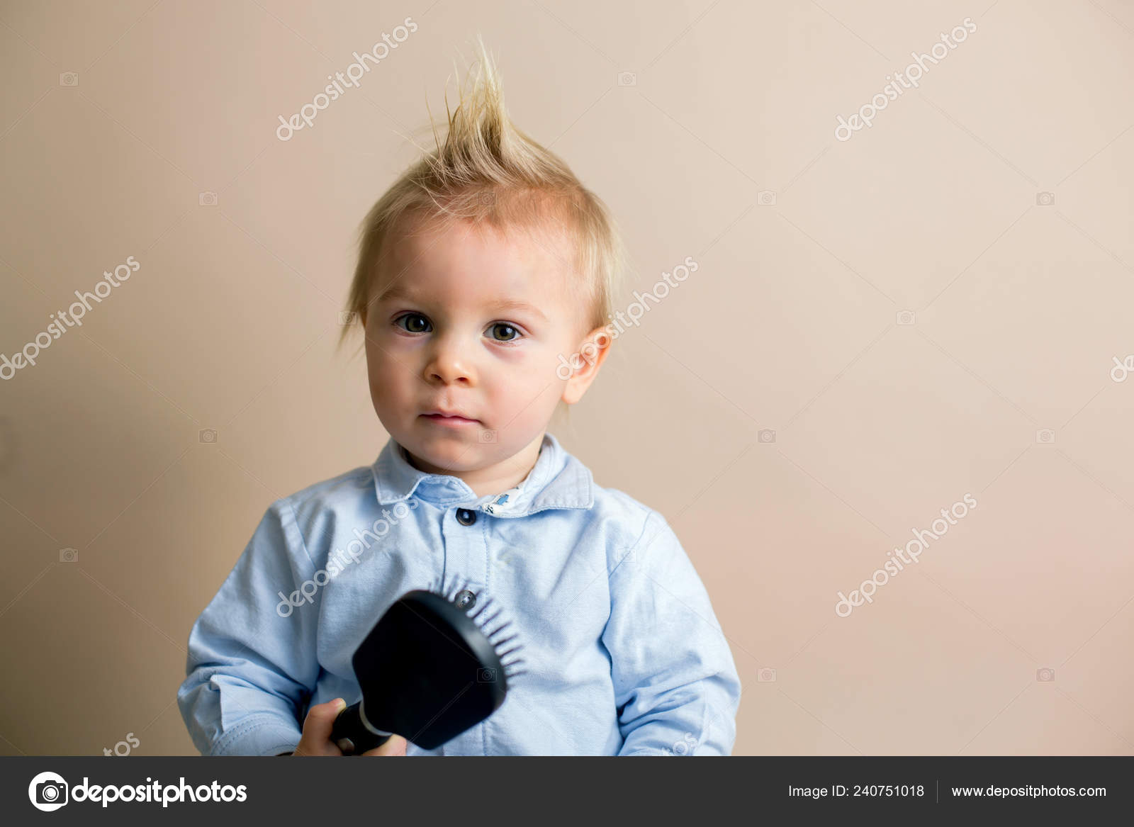 Portrait Mignon Bebe Tout Petit Garcon Tenant Une Brosse Cheveux Image Libre De Droit Par T Tomsickova C Portrait Mignon Bebe Tout Petit Garcon Tenant Une Brosse Cheveux Image Libre De Droit Par T Tomsickova C
