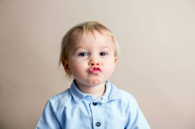 Şirin bebek yürümeye başlayan çocuk, izole üzerinde bej renkli arka plan, çocuk portre rahat giyinmiş