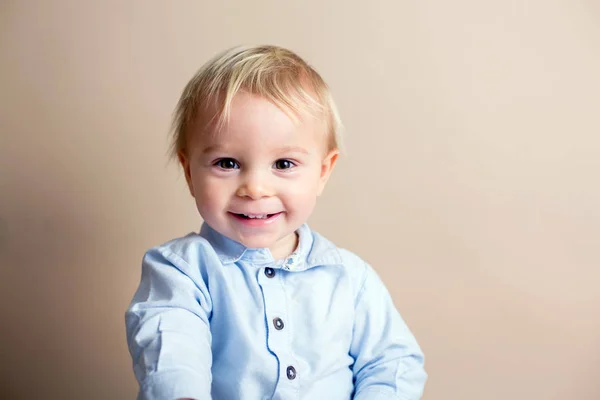 幼児男の子のかわいい赤ちゃん 分離にベージュ色の背景 子供の肖像画は カジュアルな服を着てください — ストック写真