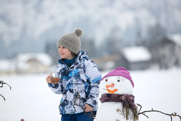 Семья Детьми Строит Снеговика Парке Маленькой Деревне Австрии Живописные Пейзажи — стоковое фото