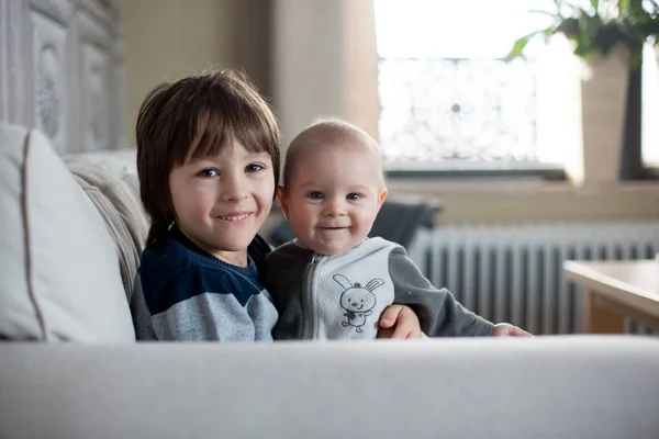 Pequeño Niño Hermano Mayor Sentado Sofá Sala Estar Soleado Sonriendo — Foto de Stock