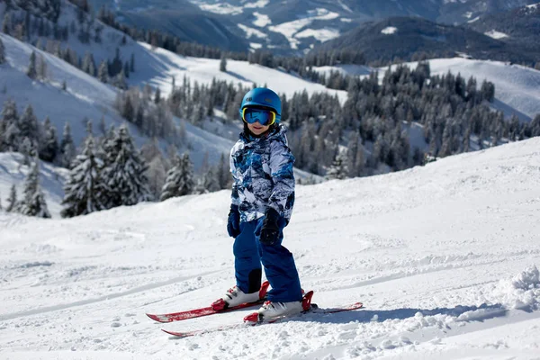 Carino Bambino Età Prescolare Sciare Nella Località Invernale Austriaca Una — Foto Stock