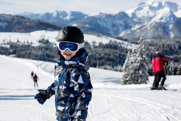 Schattig Preschool Kind Skiën Het Oostenrijkse Winter Resort Een Heldere — Stockfoto