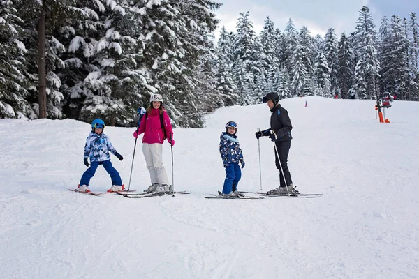 Gelukkige Familie Moeder Vader Twee Kinderen Skiën Oostenrijkse Alpen — Stockfoto