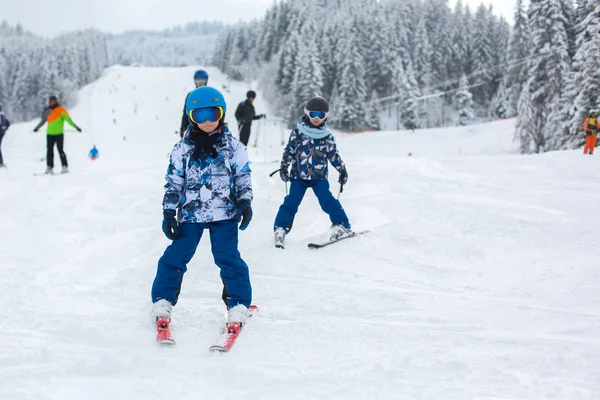 Bambini Età Prescolare Carino Sci Località Invernale Austriaca Una Giornata — Foto Stock