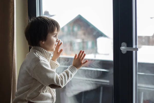 Garçon Âge Préscolaire Assis Près Fenêtre Dans Salon Regardant Paysage — Photo