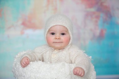 Küçük şirin bebek çocuk, el yapımı örgü beyaz oyuncak ayı içinde genel, giyinmiş peaefully çok az uyku örgü oyuncak sepeti