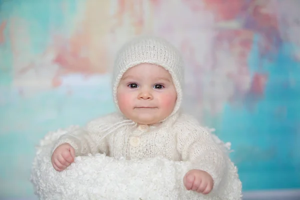 Kleiner Süßer Junge Gekleidet Handgestrickte Weiße Teddybär Overall Schlafend Atemberaubend — Stockfoto