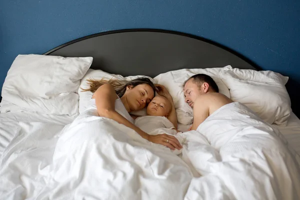 有孩子的年轻家庭 早上在家里睡在床上 — 图库照片