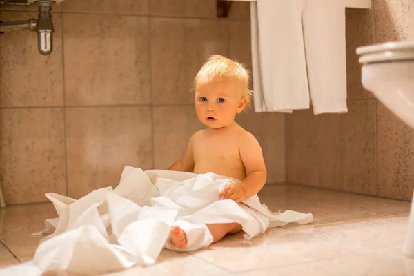 小孩小孩 孩子在浴室里撕厕纸 — 图库照片