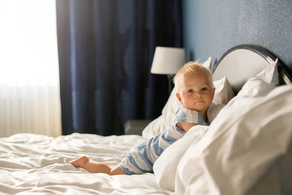 Schöner Kleiner Junge Süßes Kind Bett Liegend Bett Nach Dem — Stockfoto