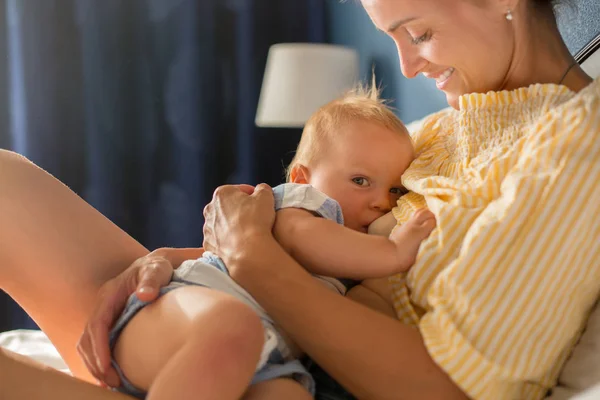 Jeune Mère Assise Lit Avec Son Petit Garçon Ayant Partagé — Photo