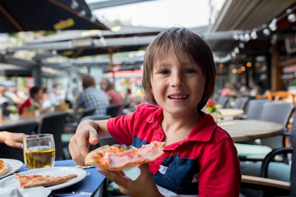 可爱的孩子 在餐馆吃比萨饼 愉快地微笑和咬 — 图库照片