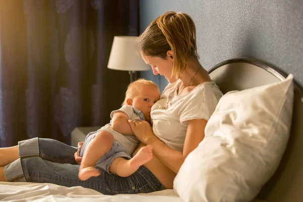 Madre Joven Amamantando Atardecer Noche Tranquila Pequeño Bebé Sala Estar —  Fotos de Stock