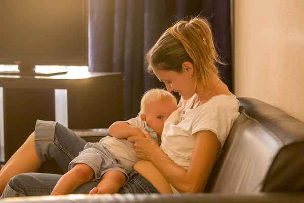 Jonge Moeder Borstvoeding Zonsondergang Stille Avond Haar Baby Jongetje Zonnige — Stockfoto