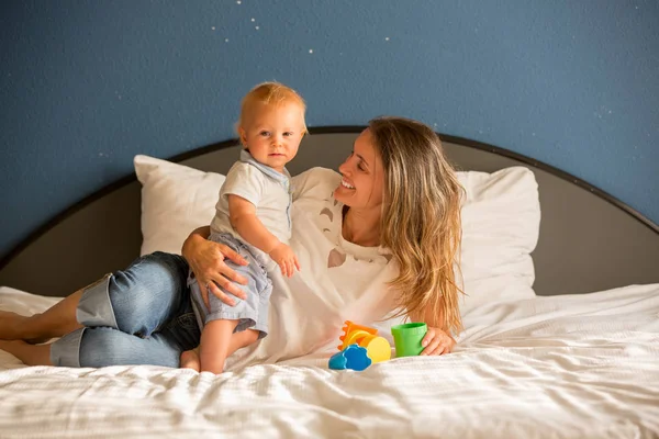 Mor Och Baby Pojke Söta Barn Spela Tillsammans Sängen Med — Stockfoto