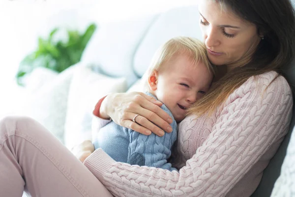 Jonge Moeder Houden Haar Huilende Peuter Jongen Knuffelen Hem Thuis — Stockfoto