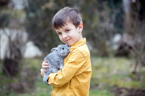 Lindo Niño Preescolar Jugando Con Conejos Mascotas Aire Libre Jardín —  Fotos de Stock