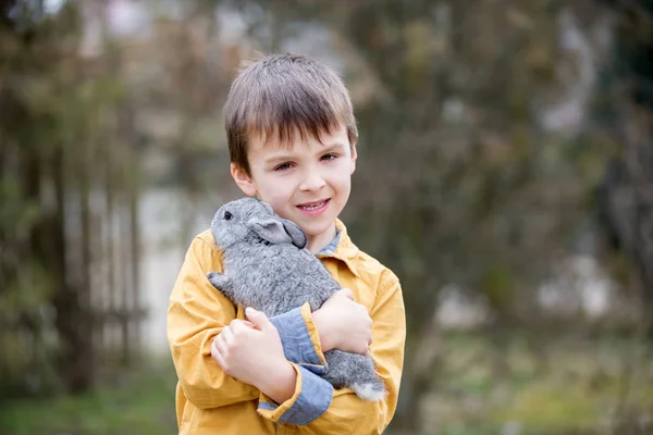 Lindo Niño Preescolar Jugando Con Conejos Mascotas Aire Libre Jardín —  Fotos de Stock