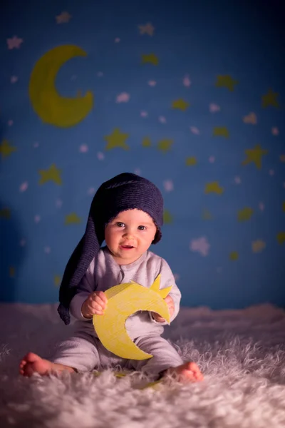 Malé Dítě Chlapeček Roztomilý Medvídek Měsíc Modrém Pozadí Hvězdy Měsíc — Stock fotografie