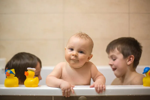 Pequeño Niño Jugando Con Patos Goma Baño Con Sus Hermanos —  Fotos de Stock