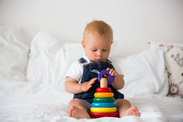 Dulce Bebé Niño Pequeño Jugando Casa Con Juguete Colorido Del —  Fotos de Stock