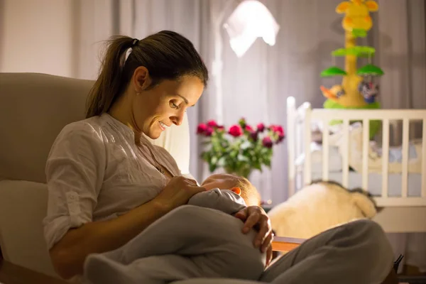 Jovem Mãe Bonita Amamentando Seu Menino Recém Nascido Noite Luz — Fotografia de Stock