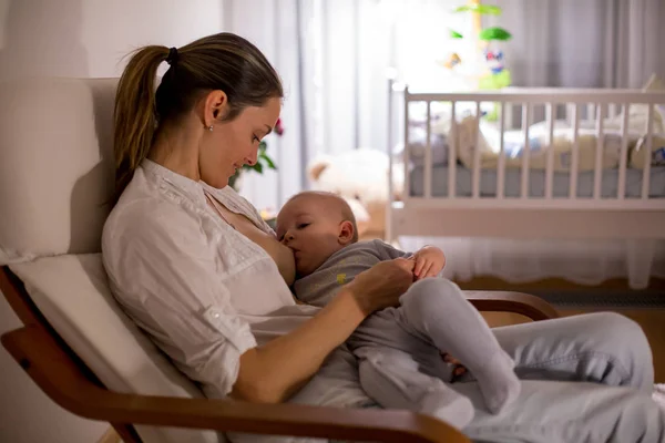 Jeune Belle Mère Allaitant Son Nouveau Soir Lumière Tamisée Maman — Photo