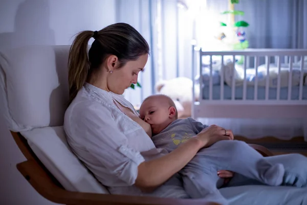 Unga Vackra Mor Amning Hennes Nyfödda Baby Pojke Natten Dim — Stockfoto