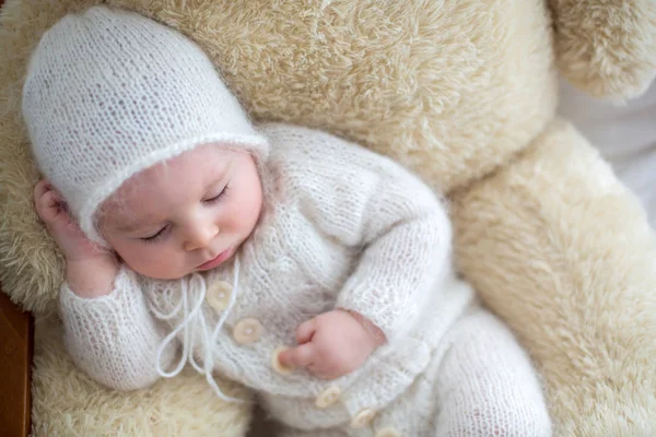 Dulce Niñito Durmiendo Con Enorme Osito Peluche Sillón Grande Mesita — Foto de Stock