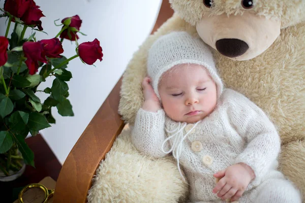 可爱的小男孩 与巨大的泰迪熊睡在大扶手椅 Littlr 表与玫瑰花花瓶旁边的他 — 图库照片