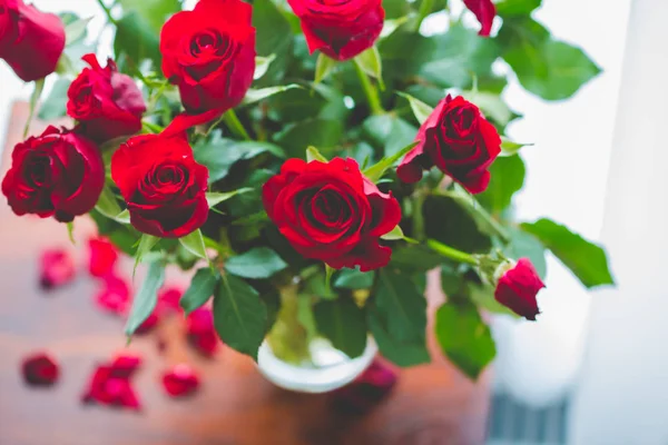 Крупним Планом Червоні Троянди Вазі Дерев Яному Сільському Столі Заднє — стокове фото