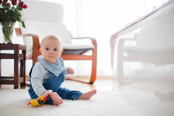 Bonito Menino Criança Brincando Casa Chão Quarto Reflexo Bebê Cama — Fotografia de Stock