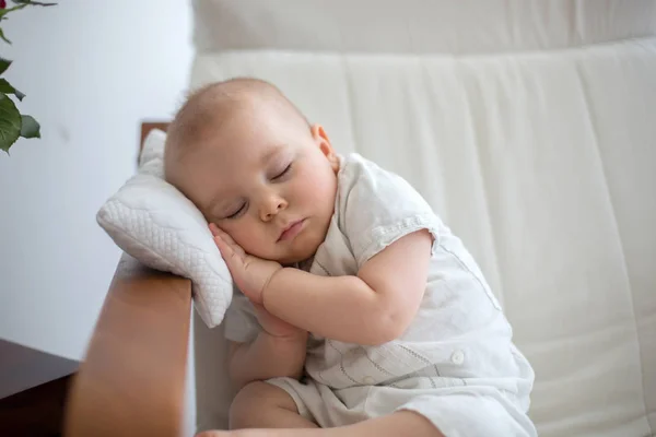 Kleine Schattige Babyjongen Slapen Fauteuil Met Weinig Kussen Gezellig Toddle — Stockfoto