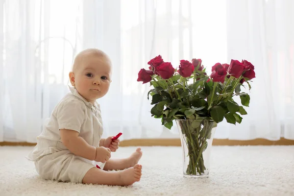 Mały Chłopiec Malucha Słodkie Dziecko Siedząc Różami Mamie Dzień Matki — Zdjęcie stockowe