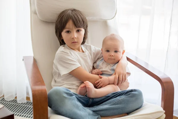 Adorable Enfant Âge Préscolaire Embrassant Son Petit Frère Dans Une — Photo