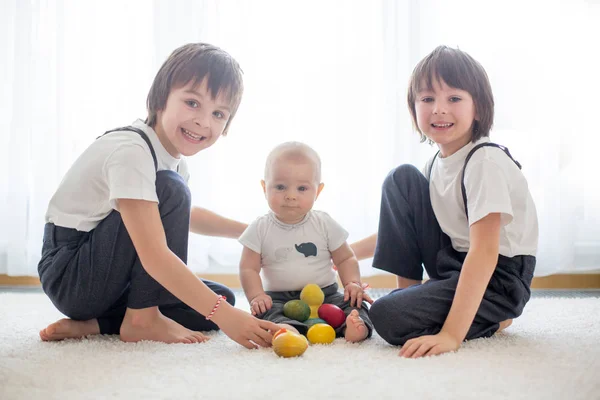 Três Meninos Bonitos Irmãos Irmãos Brincando Com Ovos Páscoa Comendo — Fotografia de Stock