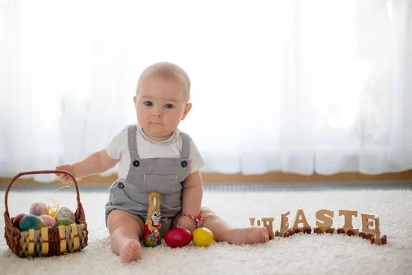 Mignon Petit Enfant Bas Âge Bébé Garçon Dans Salon Ensoleillé — Photo