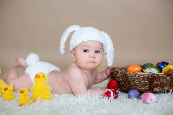 Söt Liten Toddler Baby Pojke Leker Med Färgglada Påskägg Och — Stockfoto