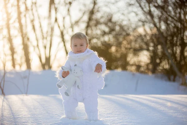 Ребенок Играет Тедди Снегу Зимнее Время Малыш Белом Снежном Костюме — стоковое фото