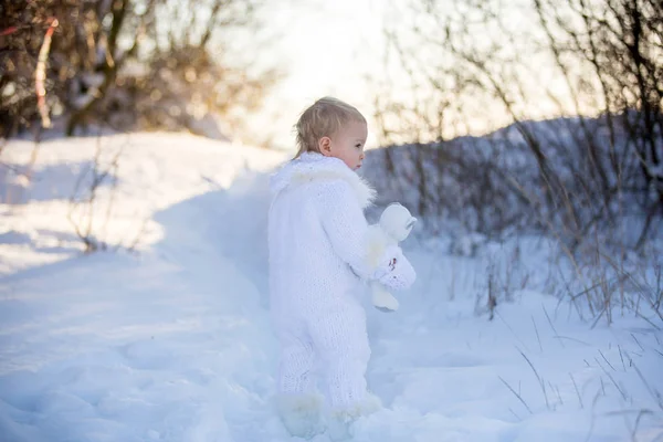 Bebek Kışın Karda Teddy Ile Oynuyor Yapımı Beyaz Kar Elbisesi — Stok fotoğraf