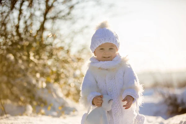 Bebê Brincando Com Ursinho Neve Tempo Inverno Menino Pequeno Traje — Fotografia de Stock