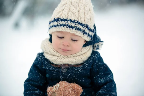 亲密的肖像悲伤的幼儿男孩 抱着泰迪熊 感觉寒冷的户外在一个下雪的一天 — 图库照片